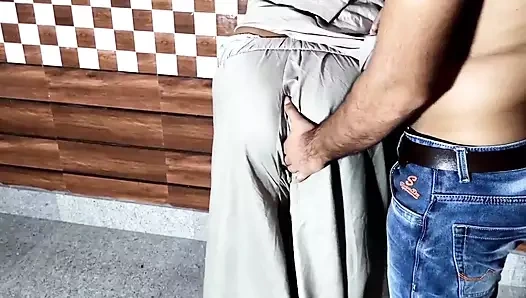 Hintli evli kadın erkek arkadaşıyla sikişiyor