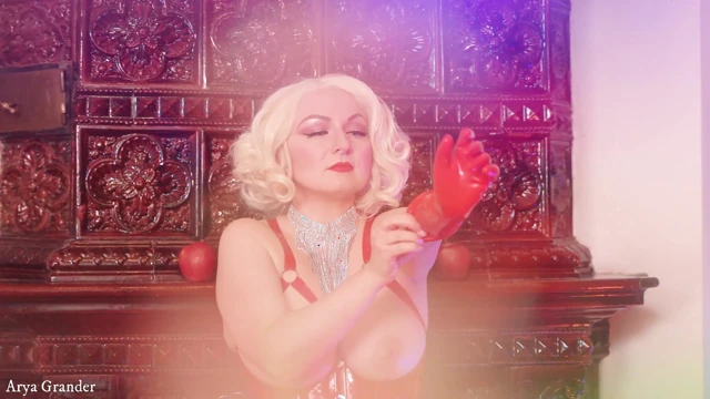 Uzun opera kırmızı lateks lastik eldivenler giyiyor, seksi pin up orta yaşlı seksi kadın