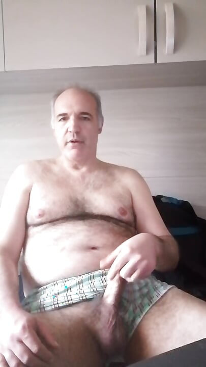 Boş şişeye işiyorum ve yarağımı demir gibi sert sıvazlıyorum