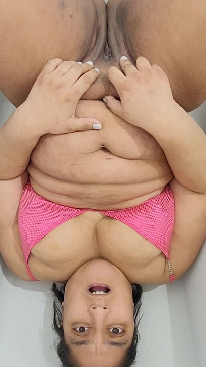 Латина писает на ее лицо