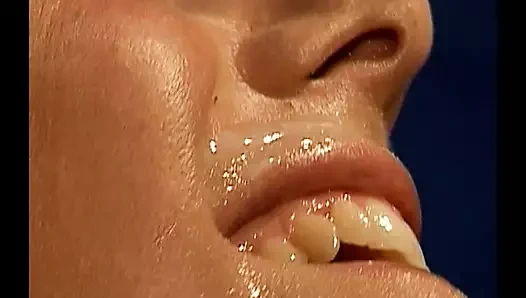 Beni sikerken büyük göğüslerime bak... Hoşuna gidiyor mu?