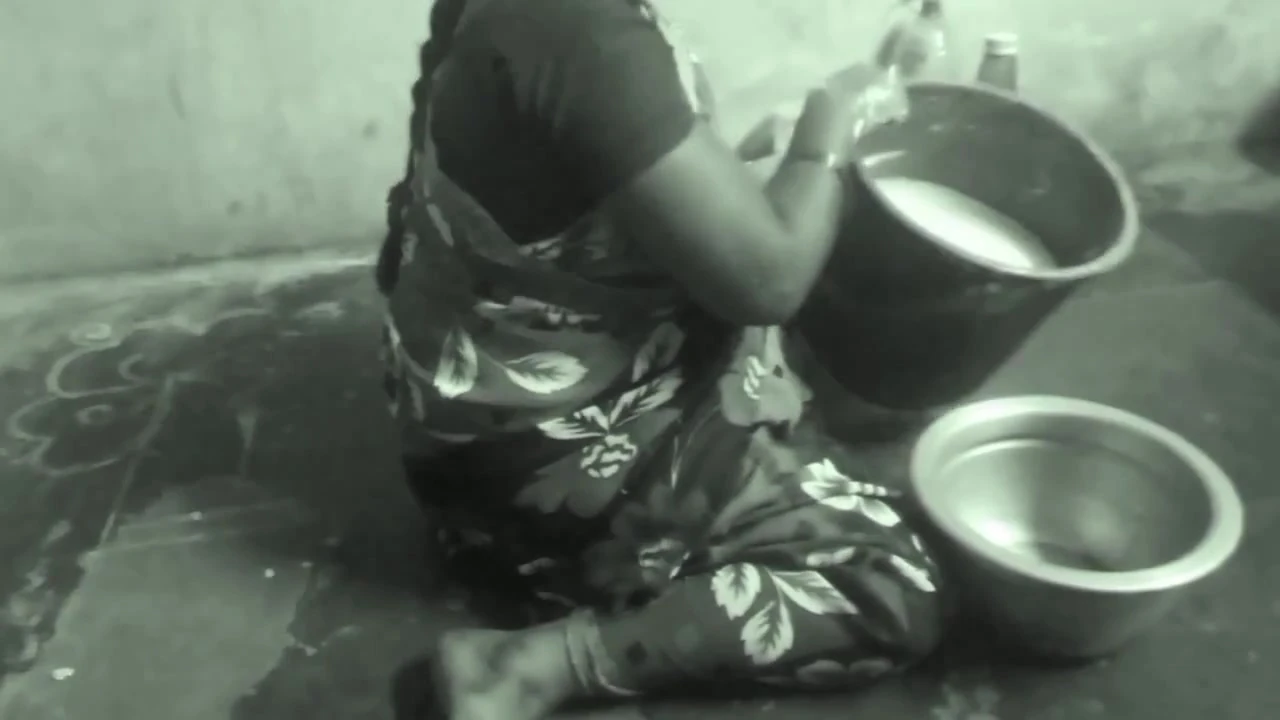 तमिल आंटी के स्तन युवा लड़के द्वारा दबाए जा रहे हैं ऑडियो