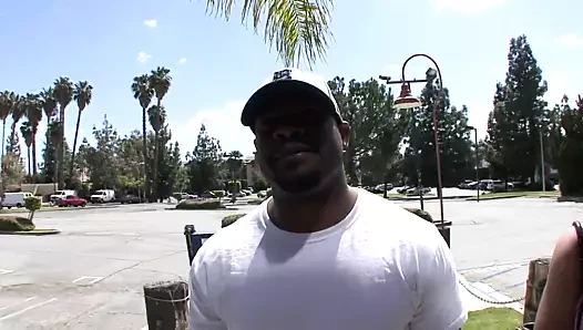 İri göğüslü zenci rhianna büyük zenci yarağını sikiyor