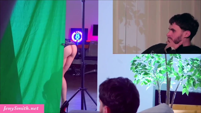 Jeny Smith bir yabancıya şaka yapıyor ve sonra ondan sahne arkasına gitmesini istedi