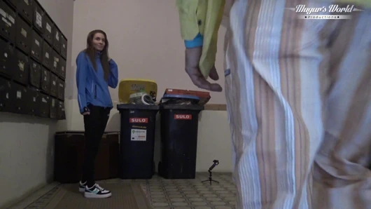 Lili Charmelle'in ev arkadaşlarıyla sikişirken kamera arkası