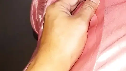 Saten ipeksi pembe uzun elbise giyerek mastürbasyon yapıyor