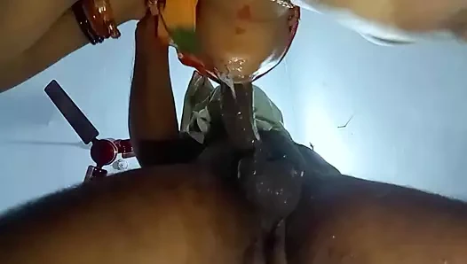 Hintli kadın sert gırtlağına kadar sakso çekiyor ve döl yiyor