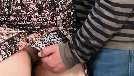 Bu yabancının parmakları amımı eteğimin altına sürtüyor