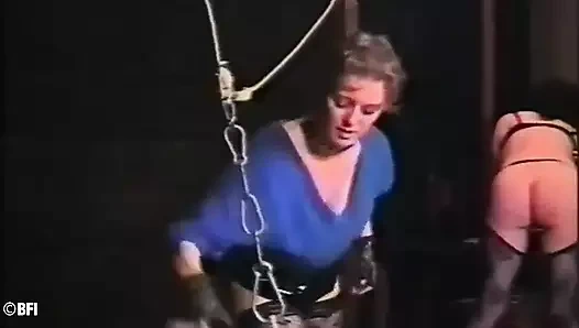 Sahibe iki kölesiyle eğleniyor