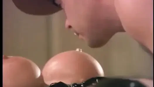 Kovboy sarışın sürtüğün göğüslerini dondurma yalıyor ve sonra onu yalıyor