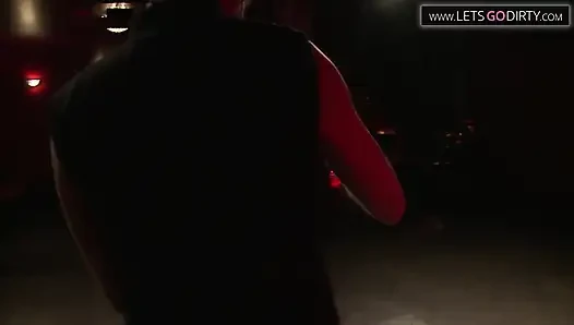 Esmer kadının elleri ve bacakları iplere bağlıyken göğüsleri okşuyor