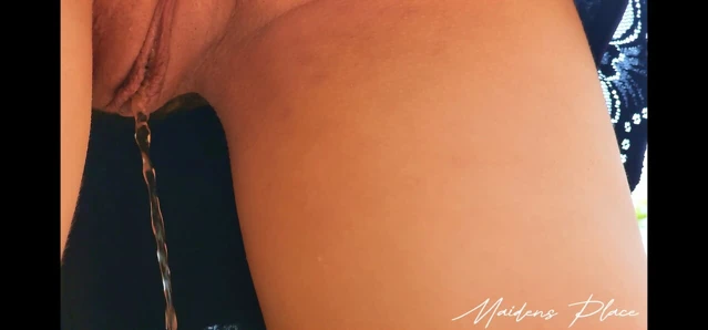 Tropikal bahçede çiş yürüyüşü