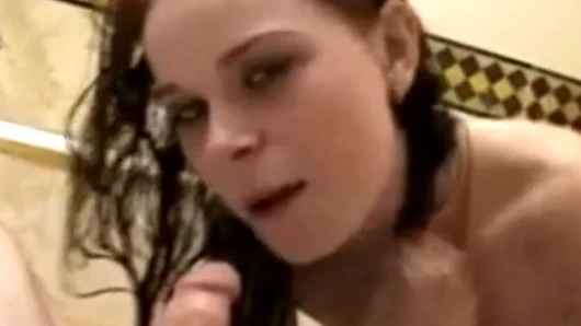 Azgın esmer kız küçük bir yarağı gırtlağına kadar alıyor