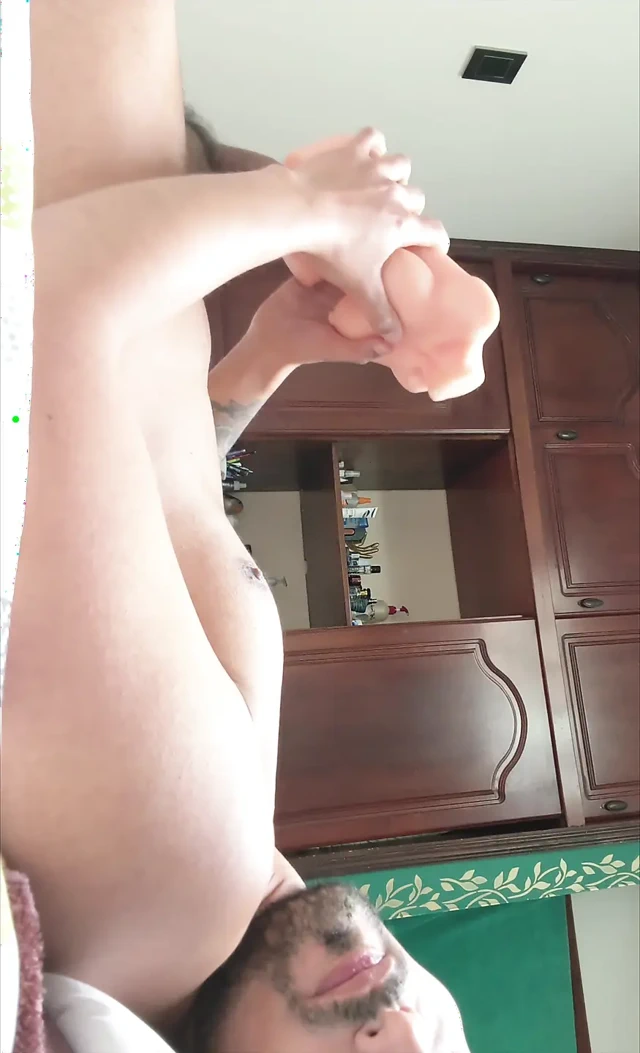 Kaz adam mastürbasyon yapıyor