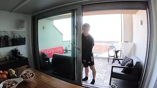 Uygun olarak sikme sarışın muscle iri wanks üzerinde the balkon