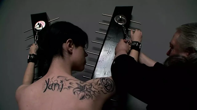 İki adam ve kötü götlü seksi kızlarla ateşli bdsm