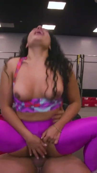 Göz Alıcı Latin Brianna Bourbon'un Taytı Yırtılıyor ve Dar Amı Spor Salonunda Deliniyor - Mylf | Klip 2
