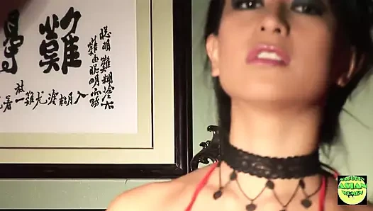 Bu sapık Asyalı orta yaşlı seksi kadın özellikle yapay penisiyle yalnızken hayatı doyasıya yaşıyor