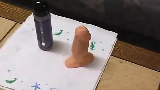 Seksi esmer genç kız amını büyük bir dildoyla dolduruyor