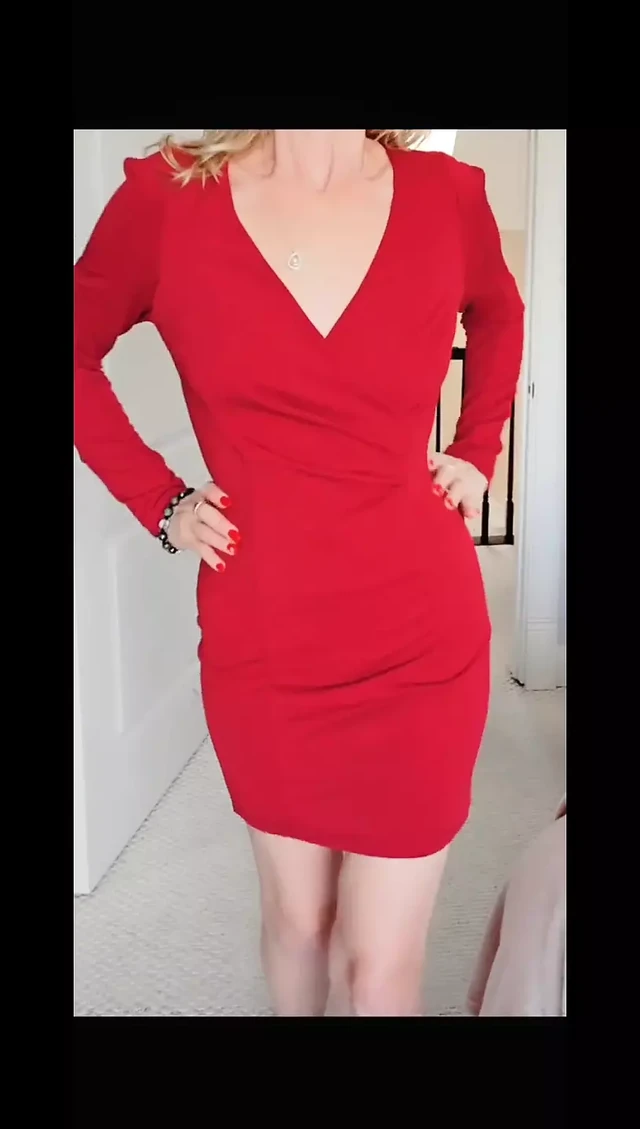 Возбужденная горячая жена Китти немного опоздала на День святого Валентина