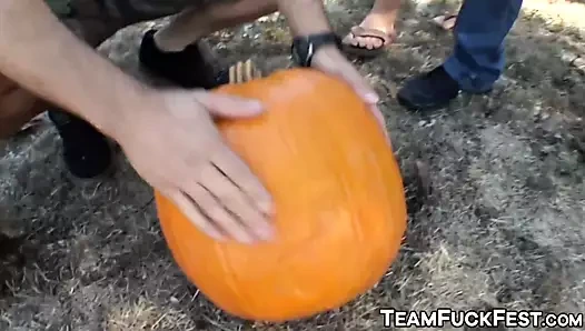 Porno yıldızları cadılar bayramı için sikmek için rastgele adamlar almak