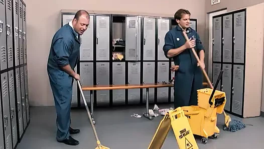 Brynn Tyler, London Keyes ve Ashli Orion soyunma odasında duşta yarağı ve amcığı paylaşıyor