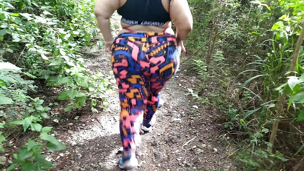 Ormanda tombul kızla seksi yürüyüş