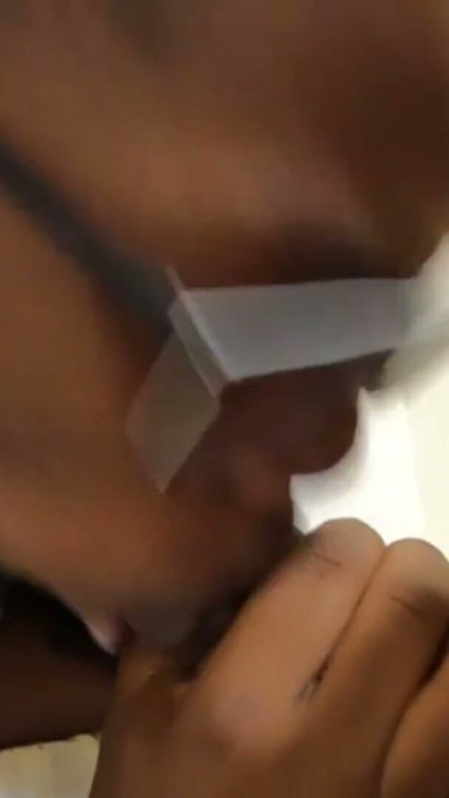 Umurumda değil. Bu çirkin götlü adamın iyi bir fahişe gibi ağzımı sikmesine izin verdim ve ıslak kafamı sallarken kendimi kaptırdım - mastermeat1 | Klip 1