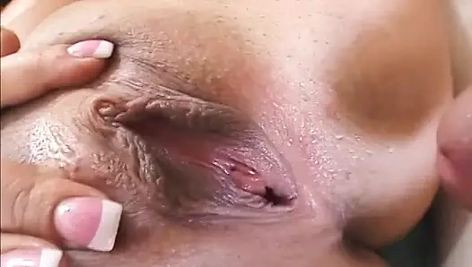 Güzel genç kız sert sikişten sonra yüzüne boşalmanın tadını çıkarıyor