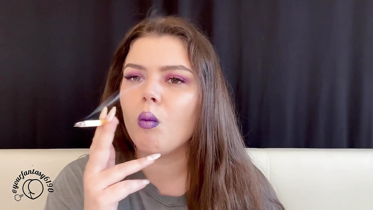 Mor duman baştan çıkarma: yakın çekim vaping ve sigara içme
