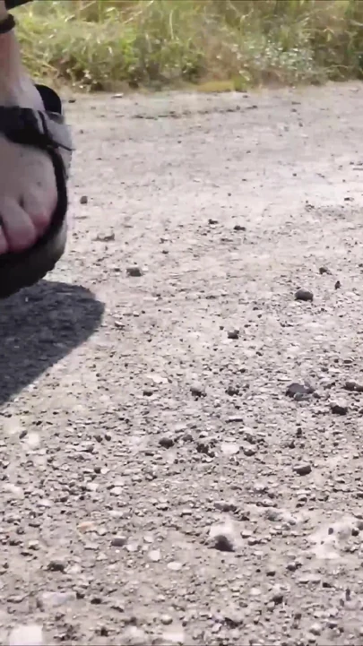 Birkenstocks'ta Su Birikintileriyle Küçük Yürüyüş