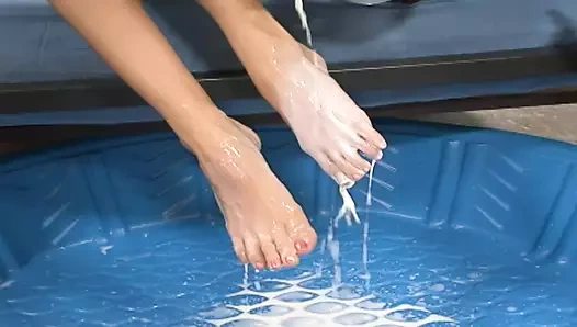 Sert seksten sonra ayaklarına boşalmak istiyor