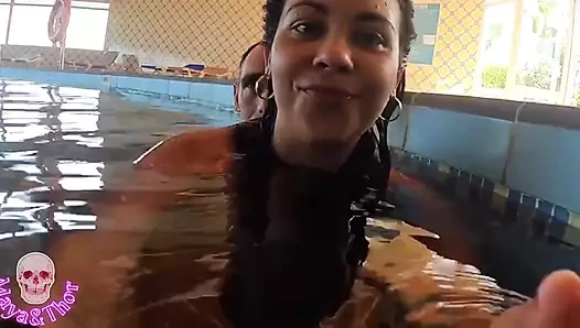 Tetona amatör çok ateşliydi ve havuzda sikildi