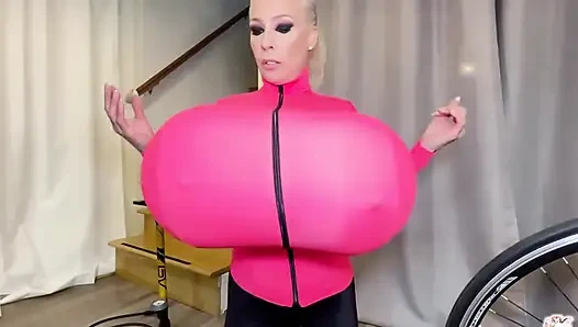 İşte ilk meme büyütme içeriğimin bir tbt'sı "lastiğim yerine göğüslerimi şişiriyorum!"