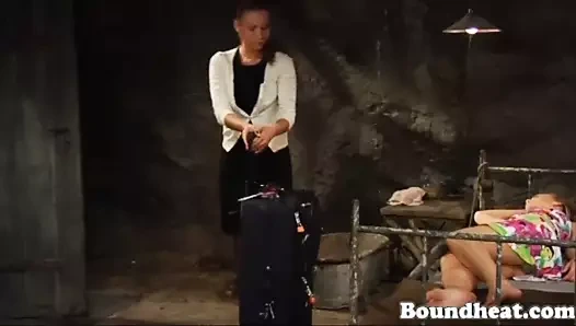 Esmer kız yatağa bağlı