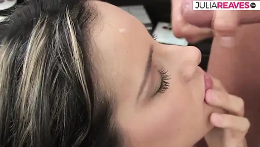 Seksi fahişe kanepede eğilirken amını sikiyor