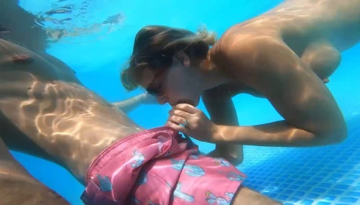 Havuzda seks, emzirme ve büyük, uzun bir yarakla sert sikiliyor!