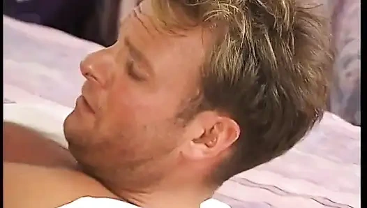 Başka birini hayal ederken olgun kadını sikiyor