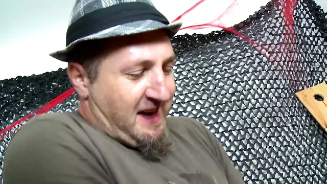 Красивые шлюшки трахаются на улице