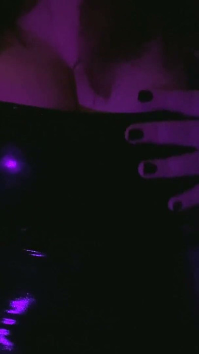 Gerçek ev hanımı lateks seksi kısa elbise ve yüksek topuklu ayakkabılarla cyberpunk striptizci oluyor baştan çıkarıyor | Klip 3