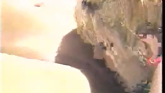 Seksi bronzlaşmış sarışın ikili plajda takma yarakla sikişiyor