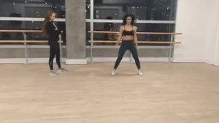 Ateşli siyah saçlı kız dans ediyor