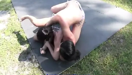 Akademi güreşi makasla gerçek kadın güreşi