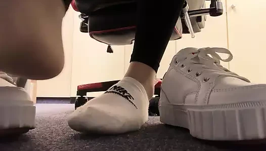 Çalışırken çoraplarımı ve ayaklarımı gösteriyorum