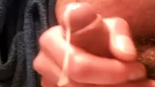 Echando leche caliente y espesa