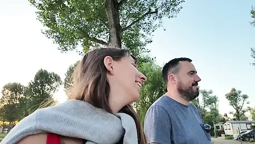 Kamp alanı yakınlarındaki bir tarlada sikişiyor