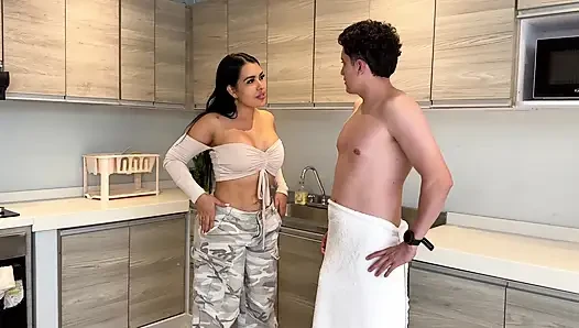 Aldatılmış eş mastürbasyon yapıyor, büyük penisimle beni izlerken mastürbasyon yapıyor, hizmetçi kılığına girmiş kocaman sarışın