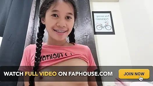 Küçük memeli Asyalı genç kız