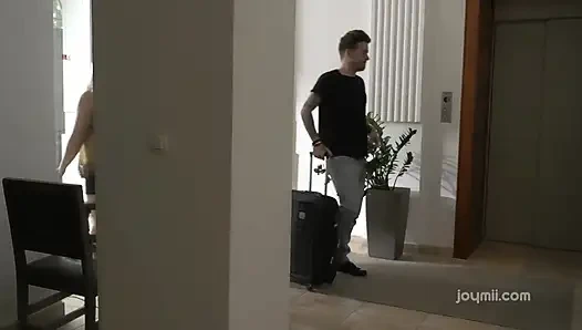 Joymii - adam karısını bu ateşli otostopçu tarafından aldatıyor