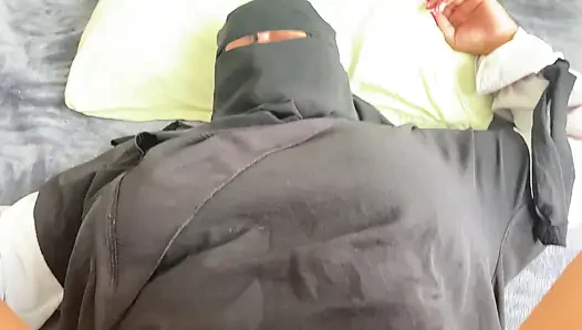 Üvey annemi mastürbasyon yaparken yakaladım ve onu sert siktim... Amcığı sırılsıklamdı.